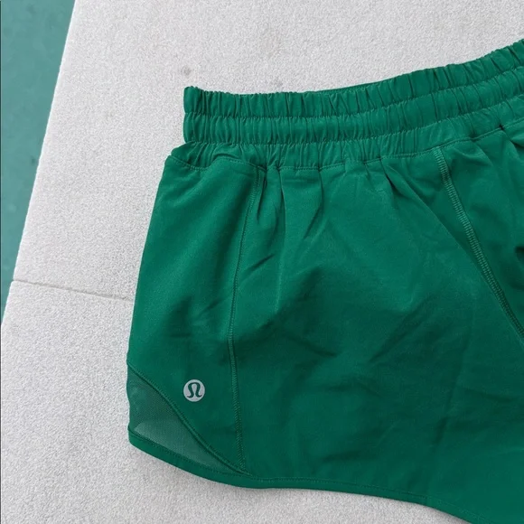 Lululemon Hotty Hot low Rise Lined Short 2.5" - Size 6 - Picture 5 of 6